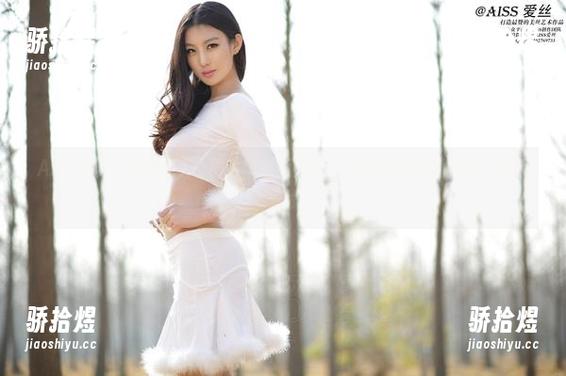 AISS爱丝(黄金版) - 图片中的亚美依：穿丝袜的街道真是一条风景线