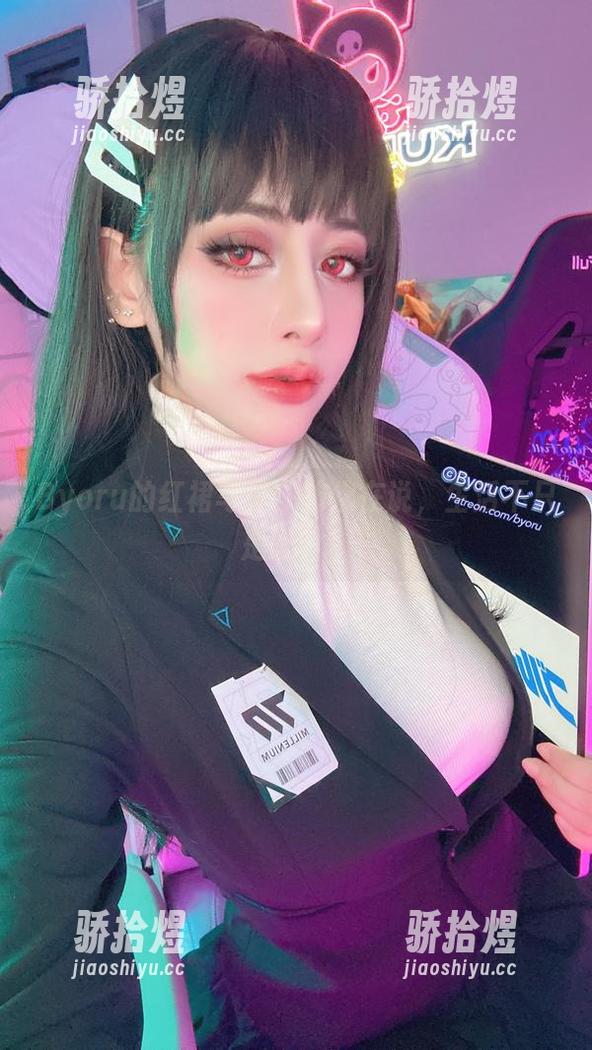 Byoru的红裙写真：仿佛在说，生活不只是黑白！