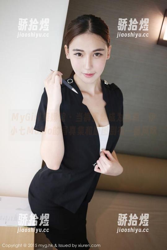 MyGirl美媛馆 - 当裤里丝成为焦点，伊小七MoMo的写真集和原图别有一番风味