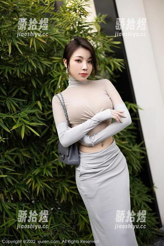 Xiuren秀人网 - 夏诗雯Sally的黑色私拍：穿得简单，却让人多想了好几道边