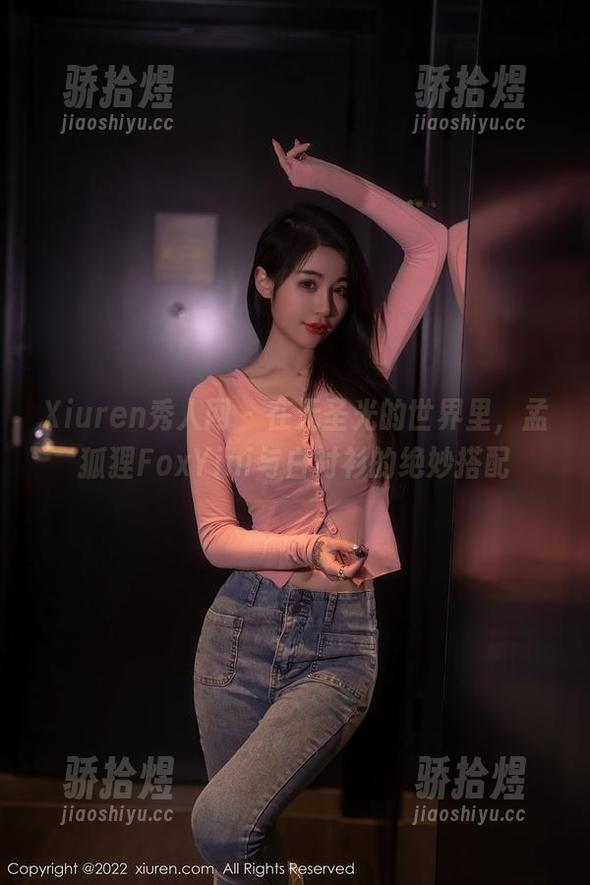 Xiuren秀人网-孟狐狸FoxYini Xiuren秀人网 - 在无圣光的世界里,孟狐狸FoxYini与白衬衫的绝妙搭配