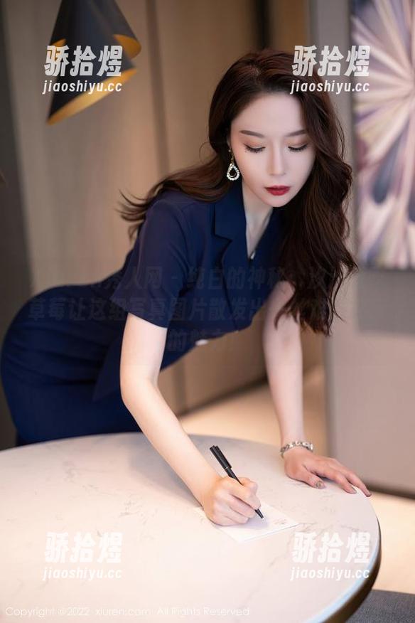 Xiuren秀人网 - 纯白的神秘：汐汐爱吃草莓让这组写真图片散发出一丝难以捉摸的魅力！