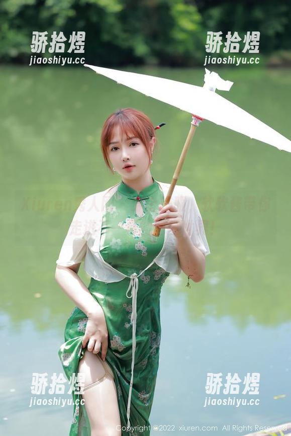 Xiuren秀人网-软软酱 Xiuren秀人网 - 穿上校服,软软酱带你走进不一样的写真世界!