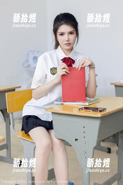 Xiuren秀人网 - 雨儿baby的毛衣图集：这毛衣的颜色真是太绝了，让人忍不住想搭下去。