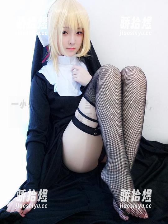 一小央泽白裙作品：当她在阳光下转身，真是让人忍俊不禁的优雅。