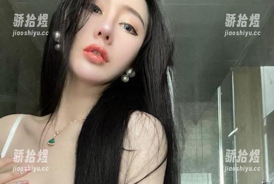 微密圈 - 观看不爱笑的赛琳的渔网黑丝，原图里的风情，真让人晃了神，哈哈。