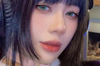九言从不咕咕在线写真：大慈树王下的甜蜜瞬间