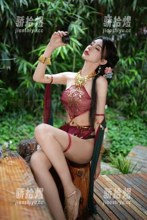 美图大赏！余多多Dudu的圣诞特辑写真，灵感来源于…呃，圣诞树？