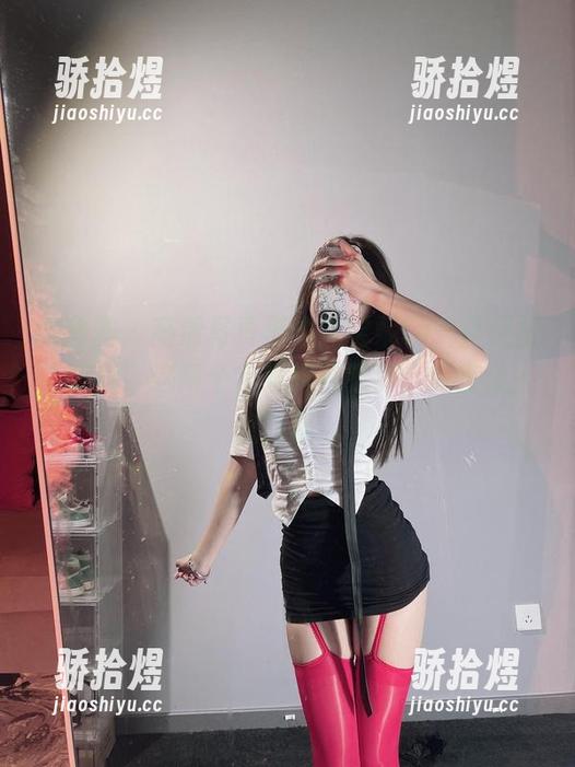 兔宝妮to 微密圈 - 高清写真里的兔宝妮to,真是把“美脚”这两个字发挥到极致,简直让人流口水。