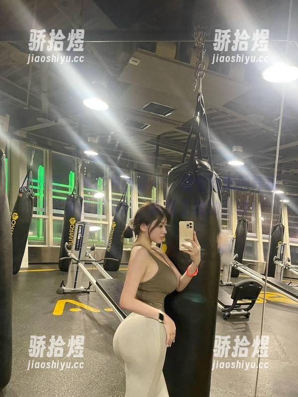 微密圈 - 在这片图集中，奶宝妹纸的纤细腰肢等你来下载，承包了我的眼球！