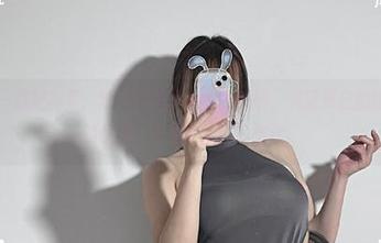 微密圈 – 最新写真：透过婉柔yyyy的短裤，见证夏日的喧嚣与她的优雅，真是个神奇的结合。