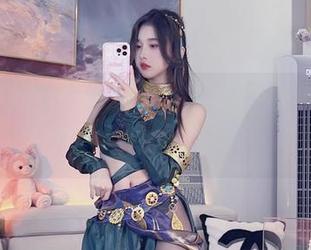 草地、阳光与小小奶瓶儿，肉丝最新套图，想看看吗？