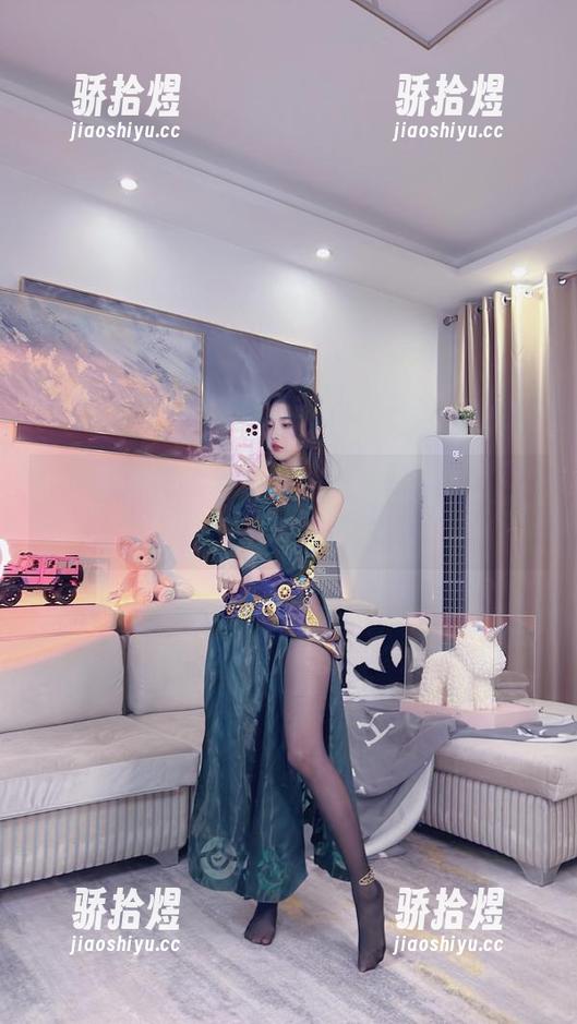 草地、阳光与小小奶瓶儿，肉丝最新套图，想看看吗？