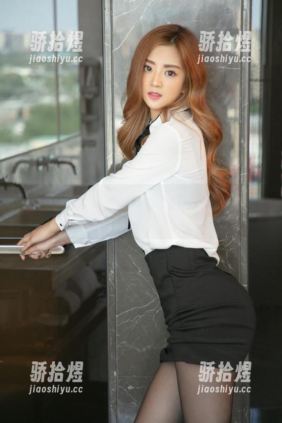 尤果网-信悦儿 尤果网 - 最新写真揭秘:信悦儿的油亮瞬间,简直像照了镜子一样!