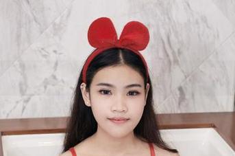 尤物馆 – 艾小青的黑丝美腿翘臀合集，看一眼，心就不再平静！