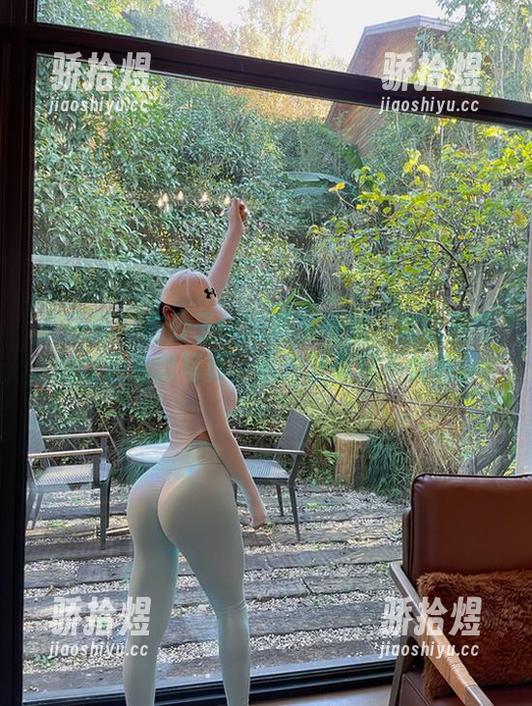 微密圈 - 左公子666再出奇招：难以抗拒的红色包臀写真，绝对让你目不转睛。