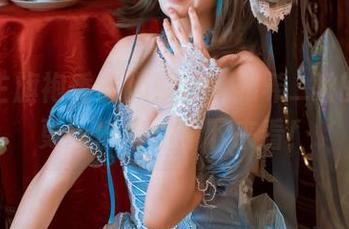 用君主旗袍秀出幽默感，希希_啾的写真更新值得你停下来看！