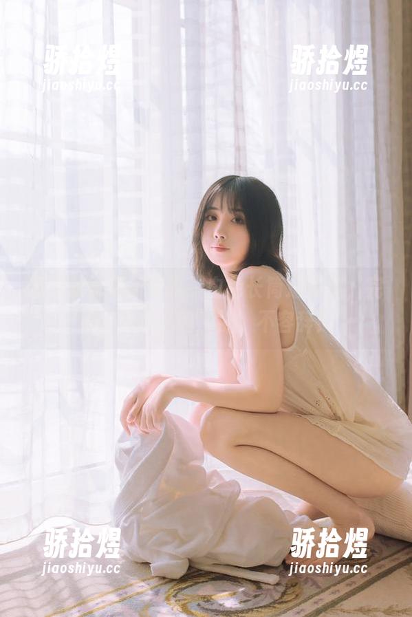 念雪ww最新写真：白色长筒过膝袜，完美诠释什么叫‘袜’不容辞！