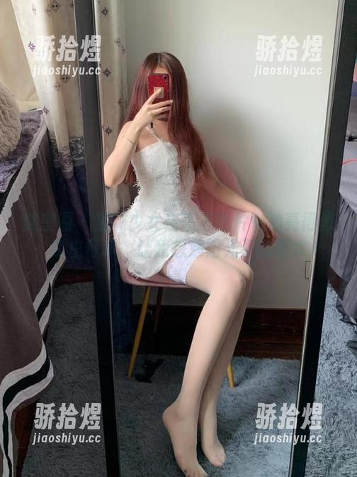 微密圈 - 提袜少女在高清图片中油亮得像昆虫标本，让我想起阳光下的露水