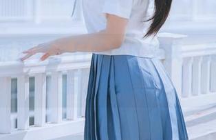 小羊乖乖游走于日奈娇的镜头，美图仿佛有了生命。
