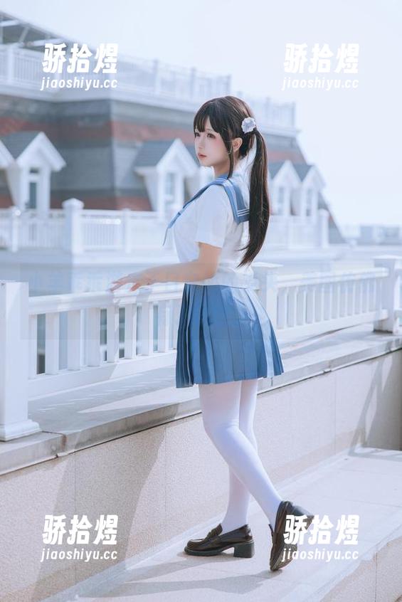 小羊乖乖游走于日奈娇的镜头，美图仿佛有了生命。