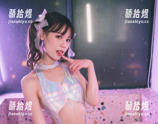 原图中的星黛鹿鹿i搭配罩纱豹纹泳装，作品的表现力真是满分，简直像是在暗示什么！