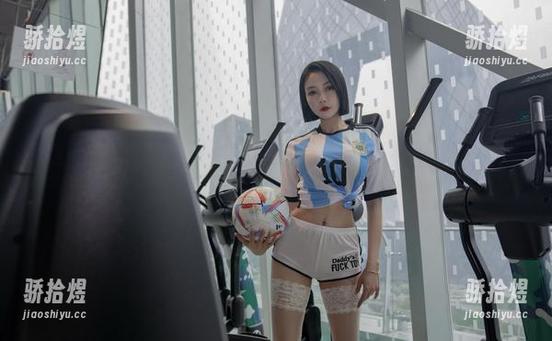 微密圈 - 在泳池里，果儿Victoria和阳光的亲密接触，超高清照片记录下这瞬间