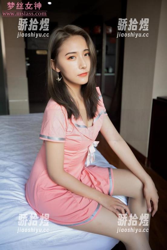 梦丝女神-林可儿 梦丝女神 - 林可儿私拍:学院风没问题,但这个书包好像不太搭?