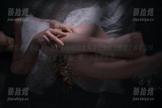 作品《水手服》，樱晚gigi的这套写真让人瞬间想起了青春的悸动，恍惚中的一瞥，心脏嘭嘭跳。