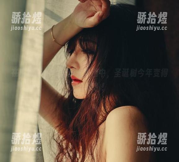 在樱晚gigi的无圣光套图中，圣诞树今年变得太性感？！
