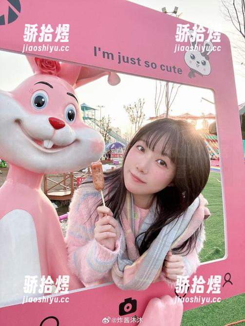 哇，炸酱沐沐女王的图包有点太撩了，居然还有点儿小小的……含蓄？