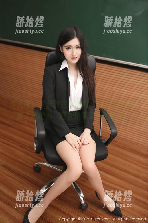 秀人网 - 李若汐短裙原图：这条短裙真的赢了我的心，顺便也赢了我的眼光。