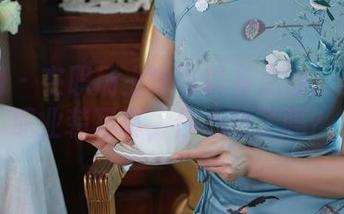 秀人网 – 在职场上也可以有点潮！潘娇娇职业装写真，你心动了吗？