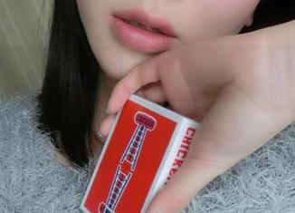 微密圈 – 无圣光可还行？来看看紫色哒豚豚的吊带白丝写真，这画面里有种不敢直视的魅力