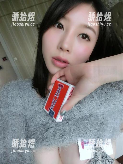 紫色哒豚豚 微密圈 - 无圣光可还行?来看看紫色哒豚豚的吊带白丝写真,这画面里有种不敢直视的魅力