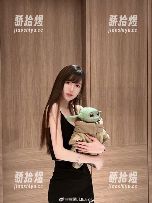 在线上冲浪，腐团儿Ikaros与蕾姆的写真令人欲罢不能！