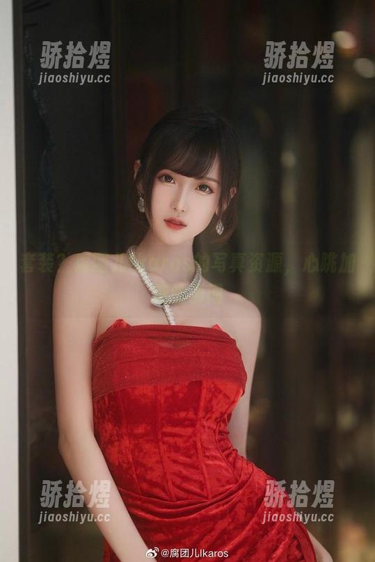 套装？腐团儿Ikaros的写真资源，心跳加速的瞬间