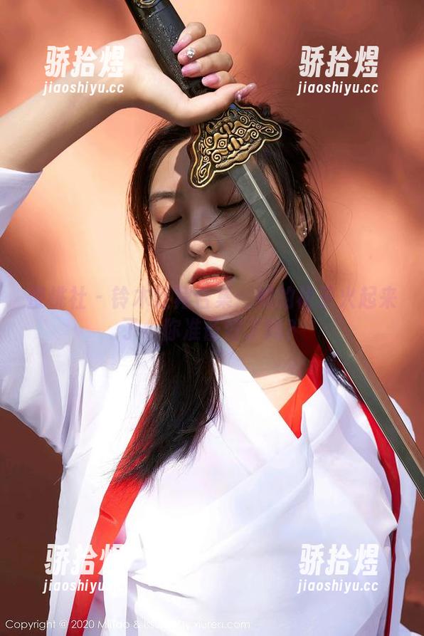 蜜桃社 - 铃木红裙合集：她的裙子火起来了，你准备好了吗？