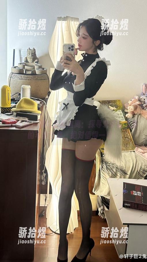 微密圈 - 酒红色的迷离：探寻轩子巨二兔的写真全集，绝对值得一看！
