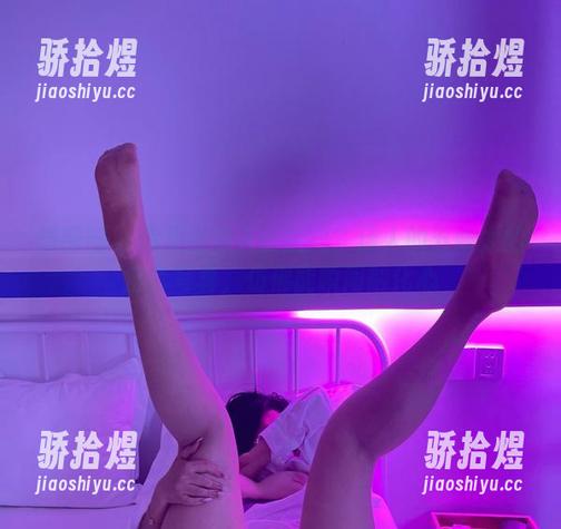 微密圈 - 你见过动人的腿吗？迷人的五姨太的全套写真，仿佛能瞬间融化心