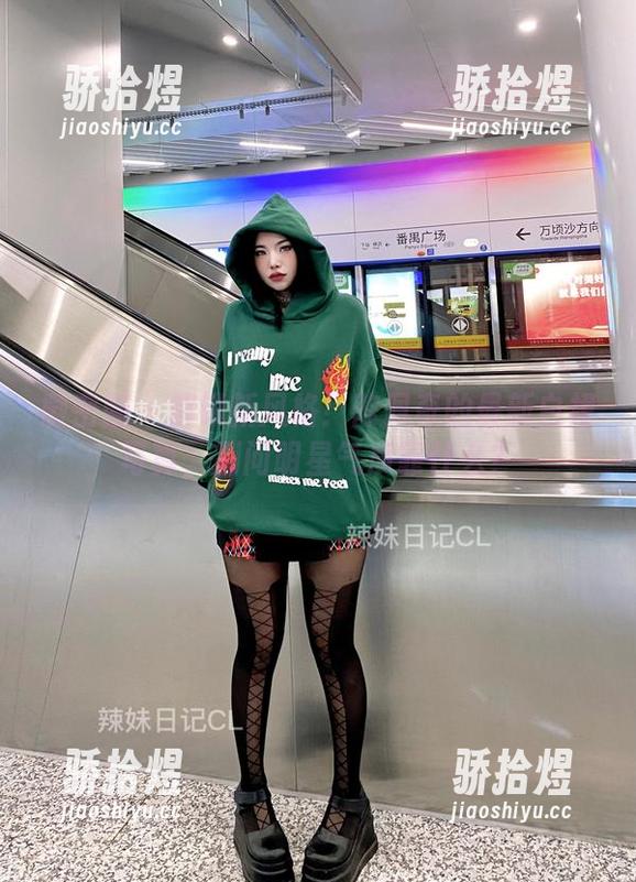 微密圈 - 解锁新风格！陈佩奇的最新白裙写真，别问明星气质靠什么？