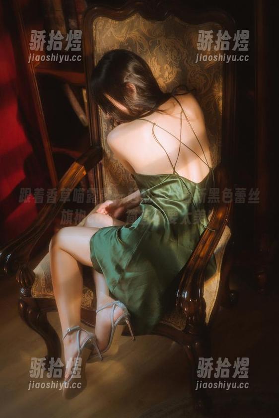 跟着香草喵露露一起乱撞：最新黑色蕾丝旗袍cos，简直不要太美！