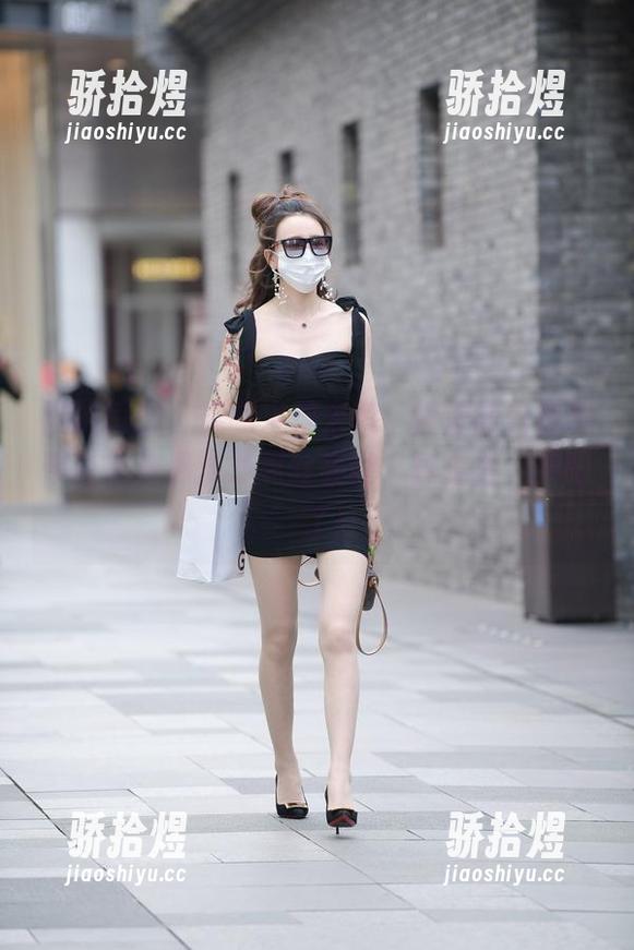 魔镜街拍-婷婷 魔镜街拍 - 美图火速来袭,婷婷的白色吊带连衣裙和那双黑丝美腿,真是太‘养眼’了!