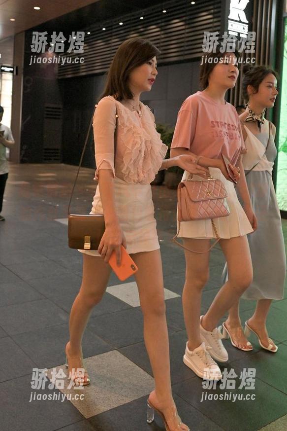 魔镜街拍-婷婷 魔镜街拍 - 在寒风中开出美丽的花,婷婷的肉丝圣诞美人图包等待你来下载,保证让你忘掉寒冬!
