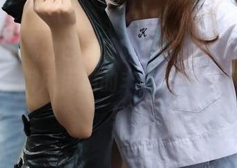 准备好被魅力包围了吗？魔镜街拍合辑等你下载，御风街拍的丰硕长腿裙不能错过！